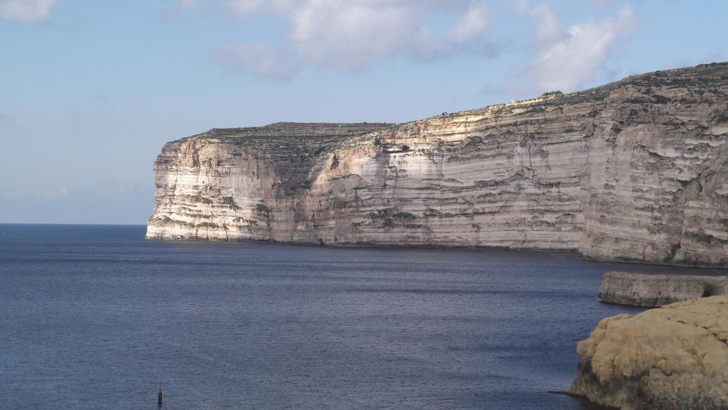 Hideaway Flats Apartment Xlendi Bilik gambar